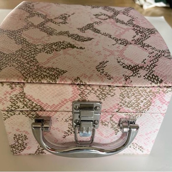 1 Oversized makeup and storage case - Picture 3 of 3